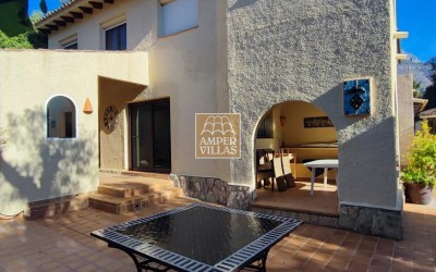 Villa de estilo mediterráneo con precioso jardín y 2 apartamentos independientes, en Altea